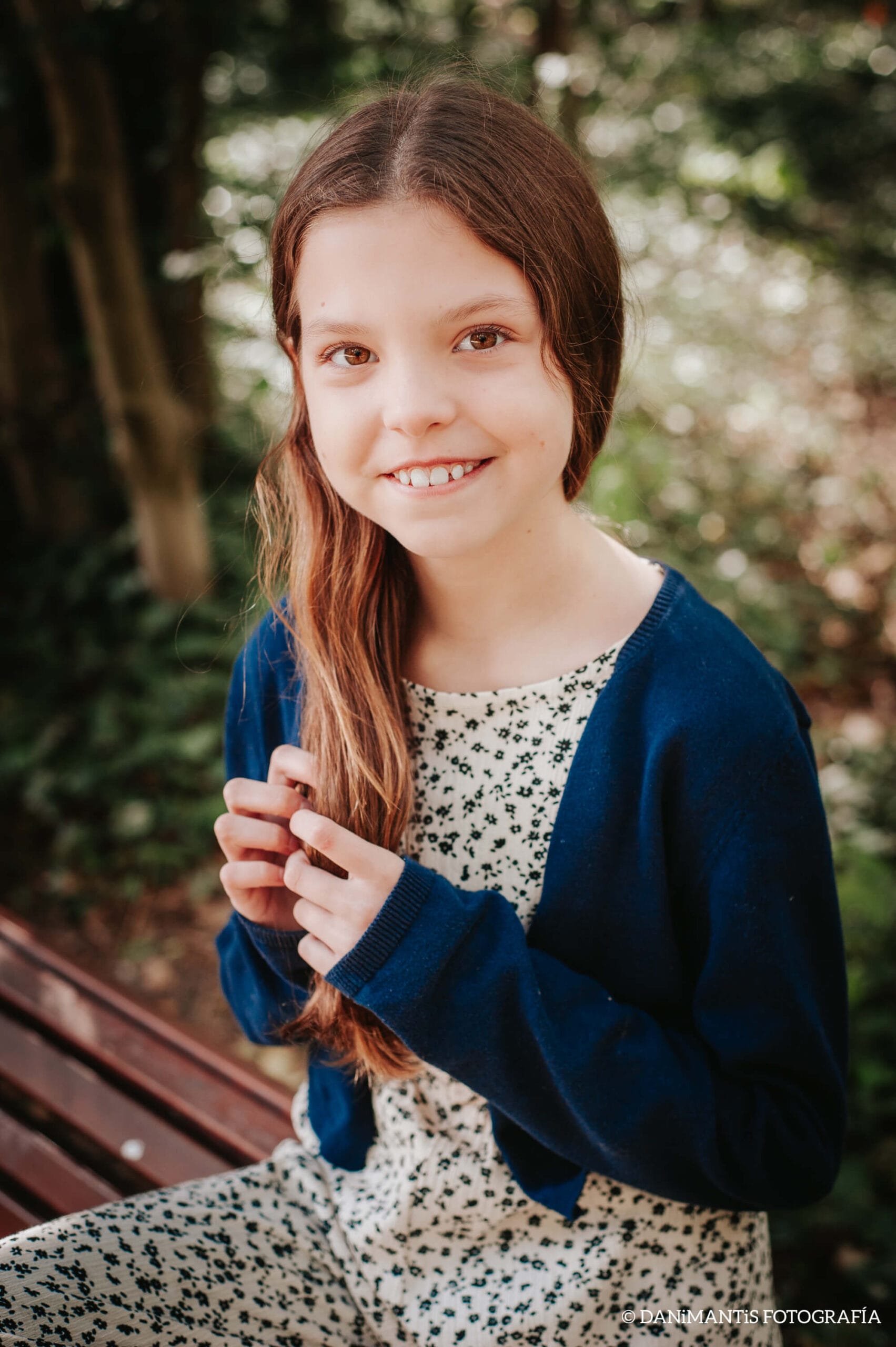 Portrait of Isabel, author of Carolina Purpurina, smiling in the garden.