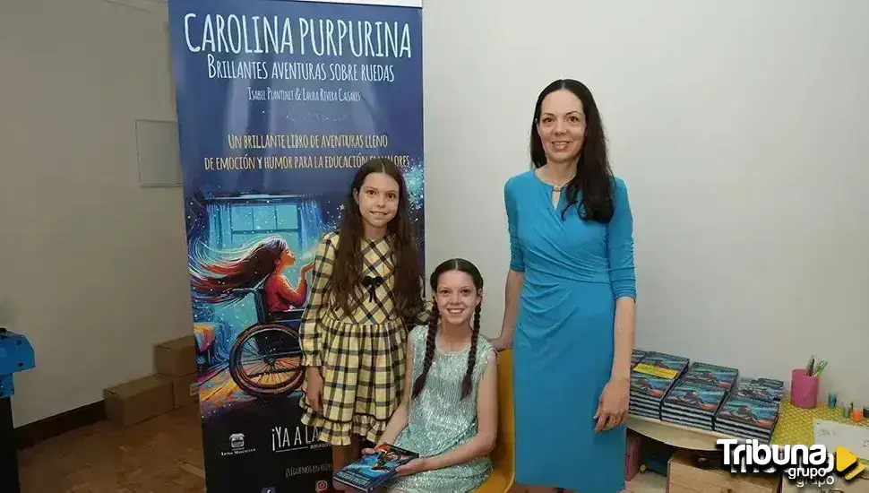 Two girls and a woman in front of the “Carolina Purpurina” banner; stacks of copies sit on a table to the right.