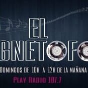 Logo of the programme “El Magnetofón”, with two tape reels: Sundays from 10am to 12pm on Play Radio 107.7.