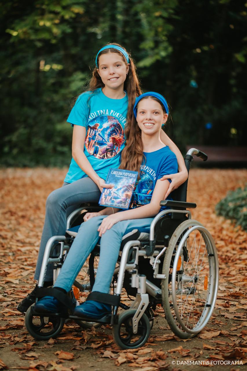 Isabel and Carolina, in the book’s T-shirts, pose among the autumn leaves of the Campo Grande.