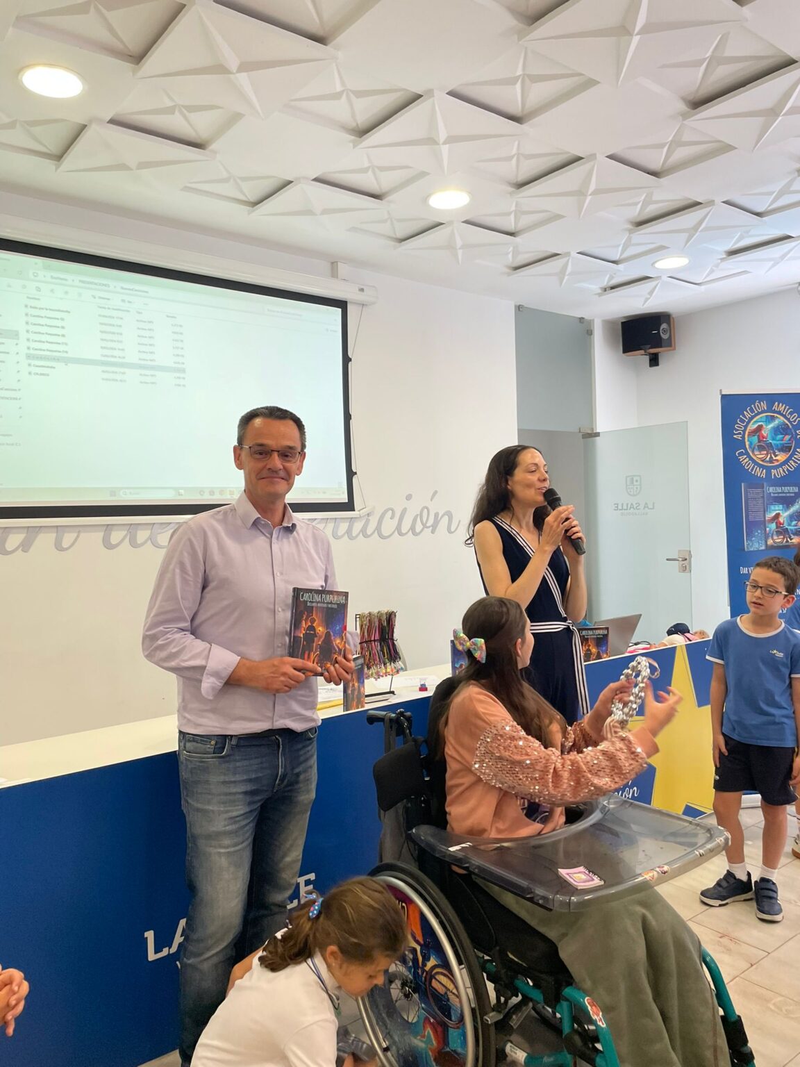 Presentation at La Salle Valladolid: Laura speaks while the book is shown to the pupils.