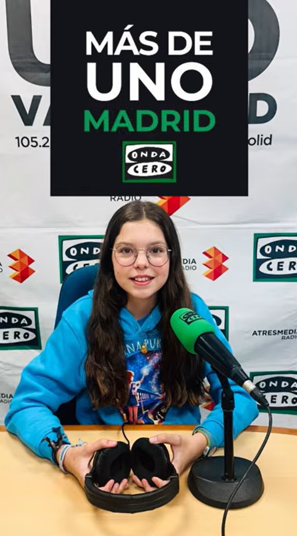Isabel in the Onda Cero studio, at the microphone of the programme “Más de uno Madrid”.