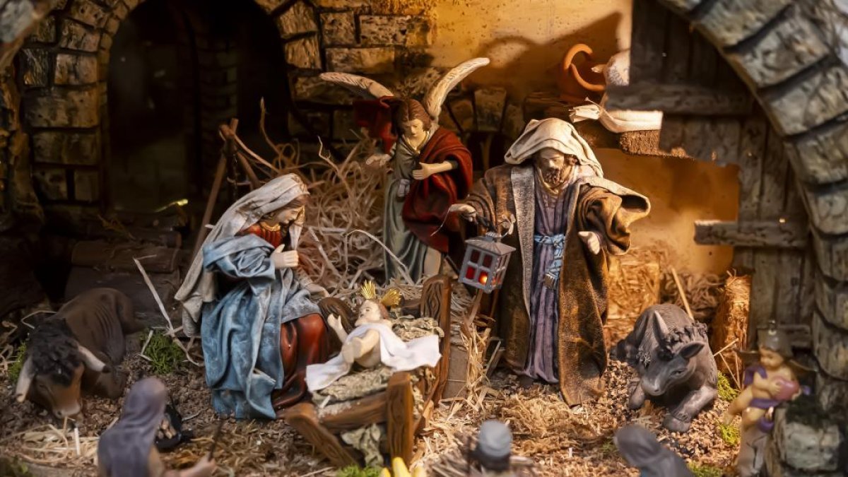 The Nativity in the charity nativity scene on Calle Santiago: Mary, Joseph with a lantern, an angel, the Child, the ox and the donkey.