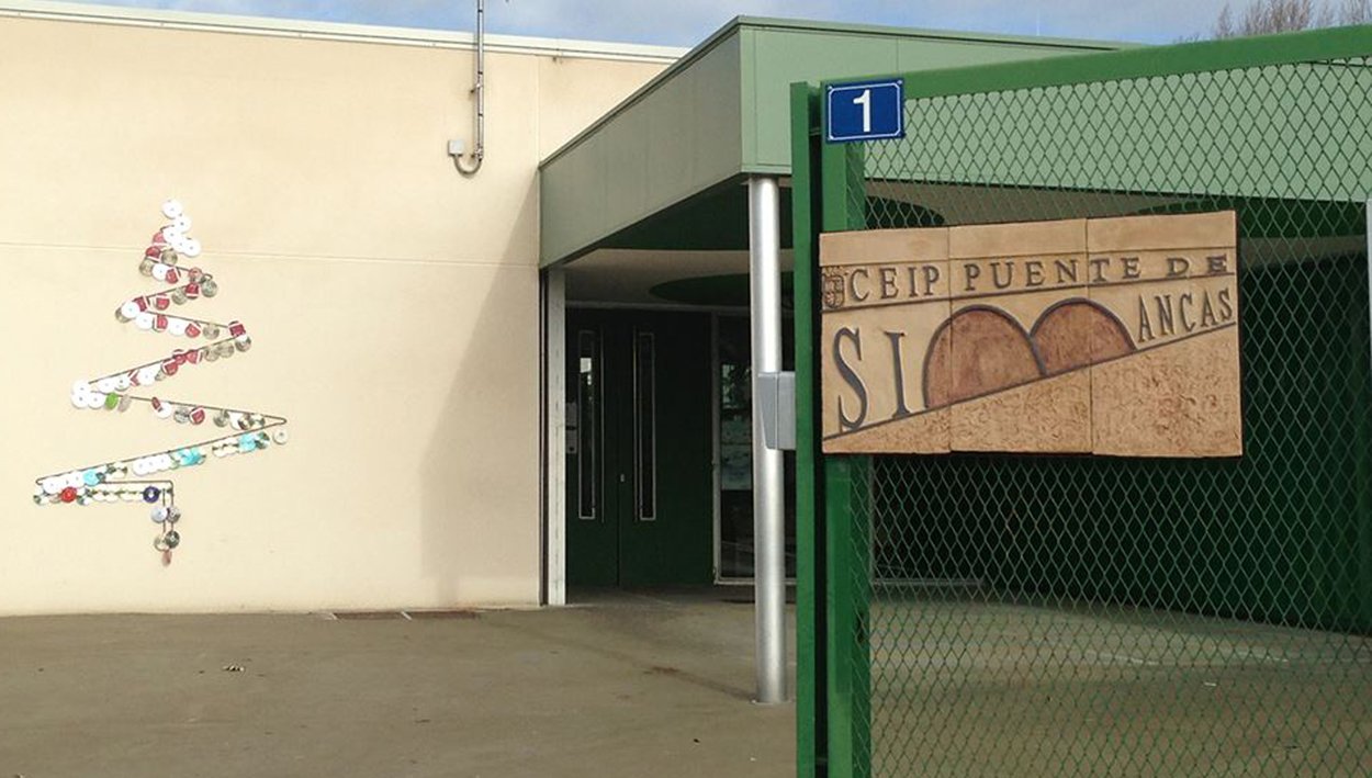 Façade and entrance of CEIP Puente de Simancas, the school behind a charity run to raise awareness of leukodystrophy.